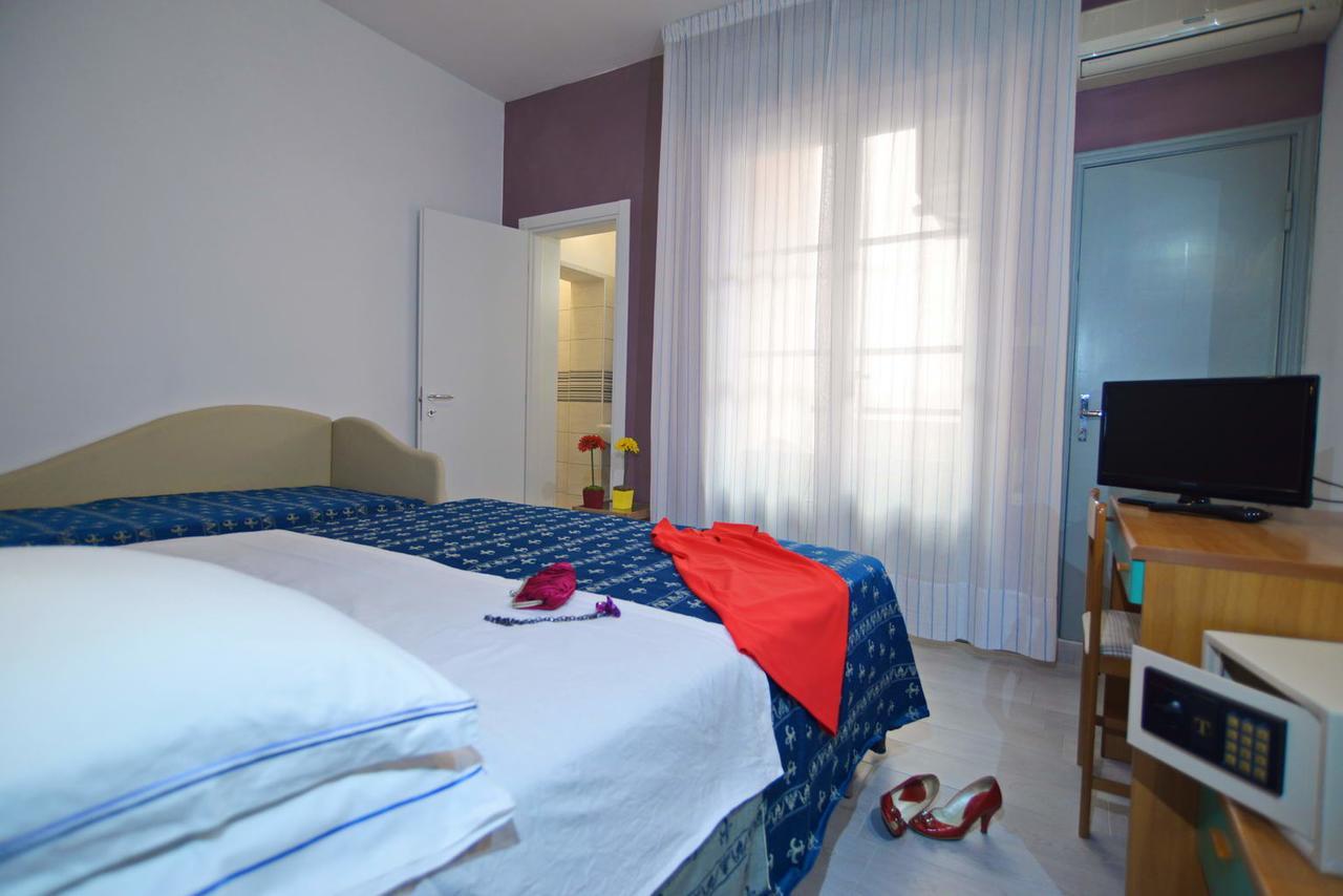 Hotel Iride Suite & Breakfast- Ideale Per Famiglie E Coppie Riccione Dış mekan fotoğraf