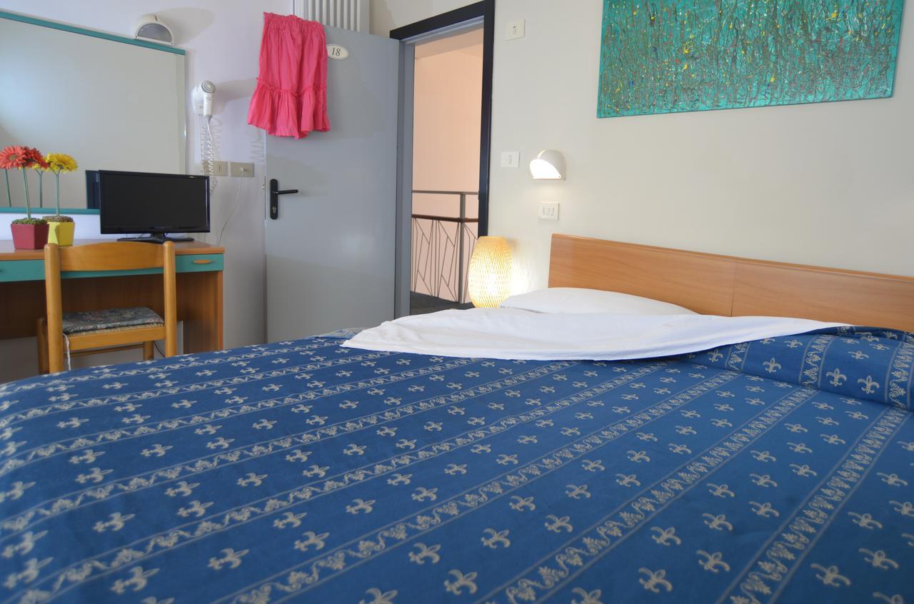 Hotel Iride Suite & Breakfast- Ideale Per Famiglie E Coppie Riccione Dış mekan fotoğraf