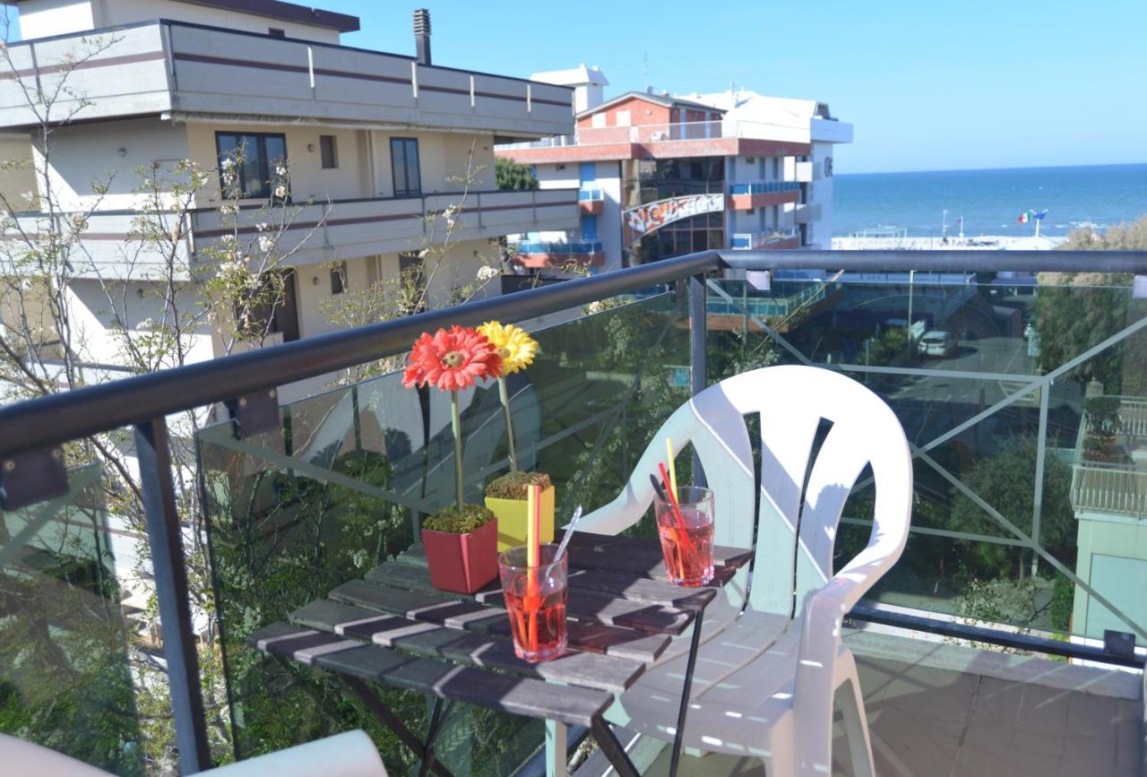 Hotel Iride Suite & Breakfast- Ideale Per Famiglie E Coppie Riccione Dış mekan fotoğraf